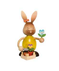 Osterhase Stupsi mit Stiefmütterchen