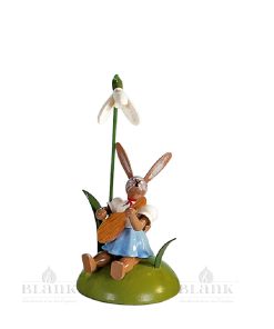 Blank Osterhase sitzend mit Schneeglöckchen und Mandoline